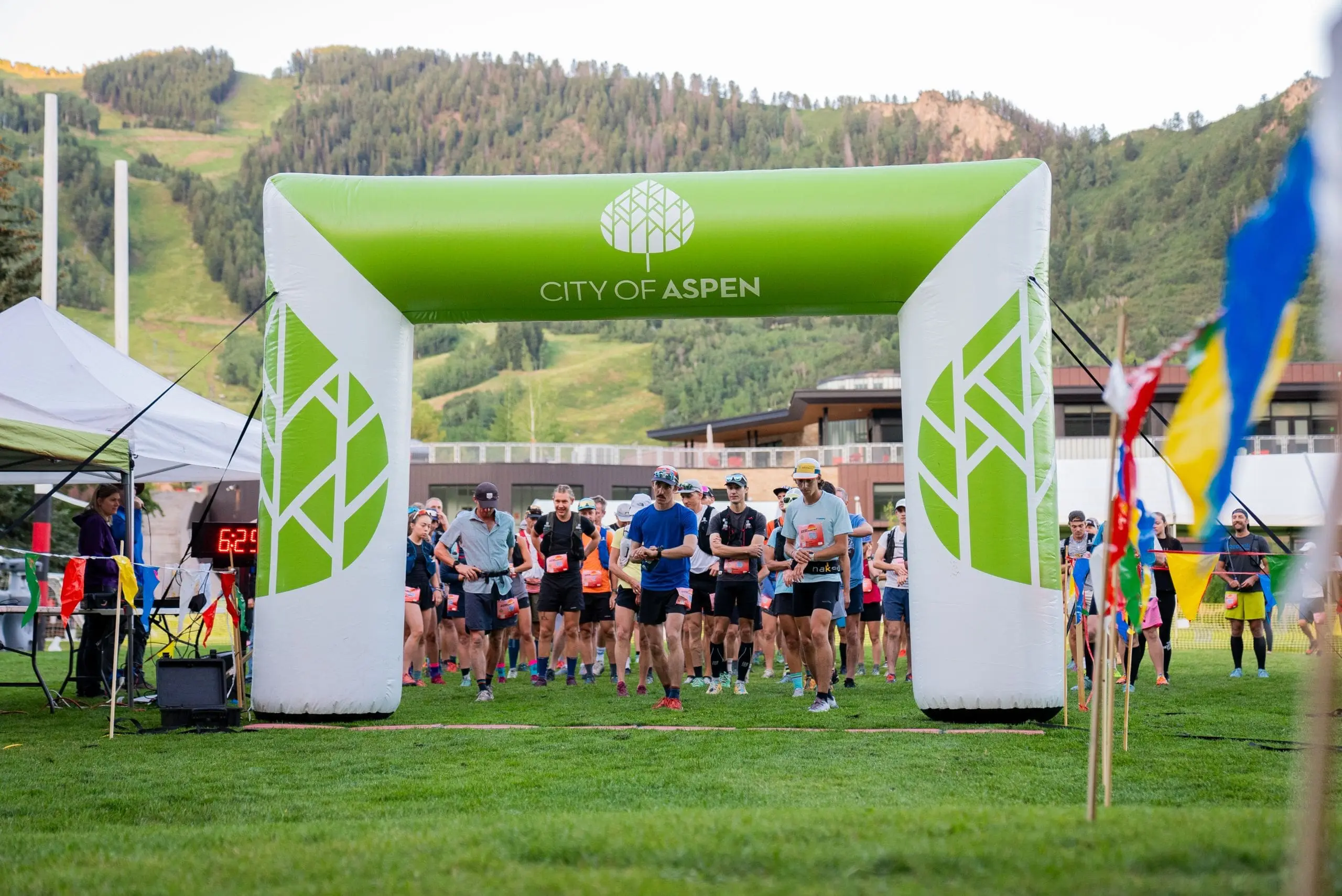 Custom inflatable arch with branded graphics for sports, races and special events.